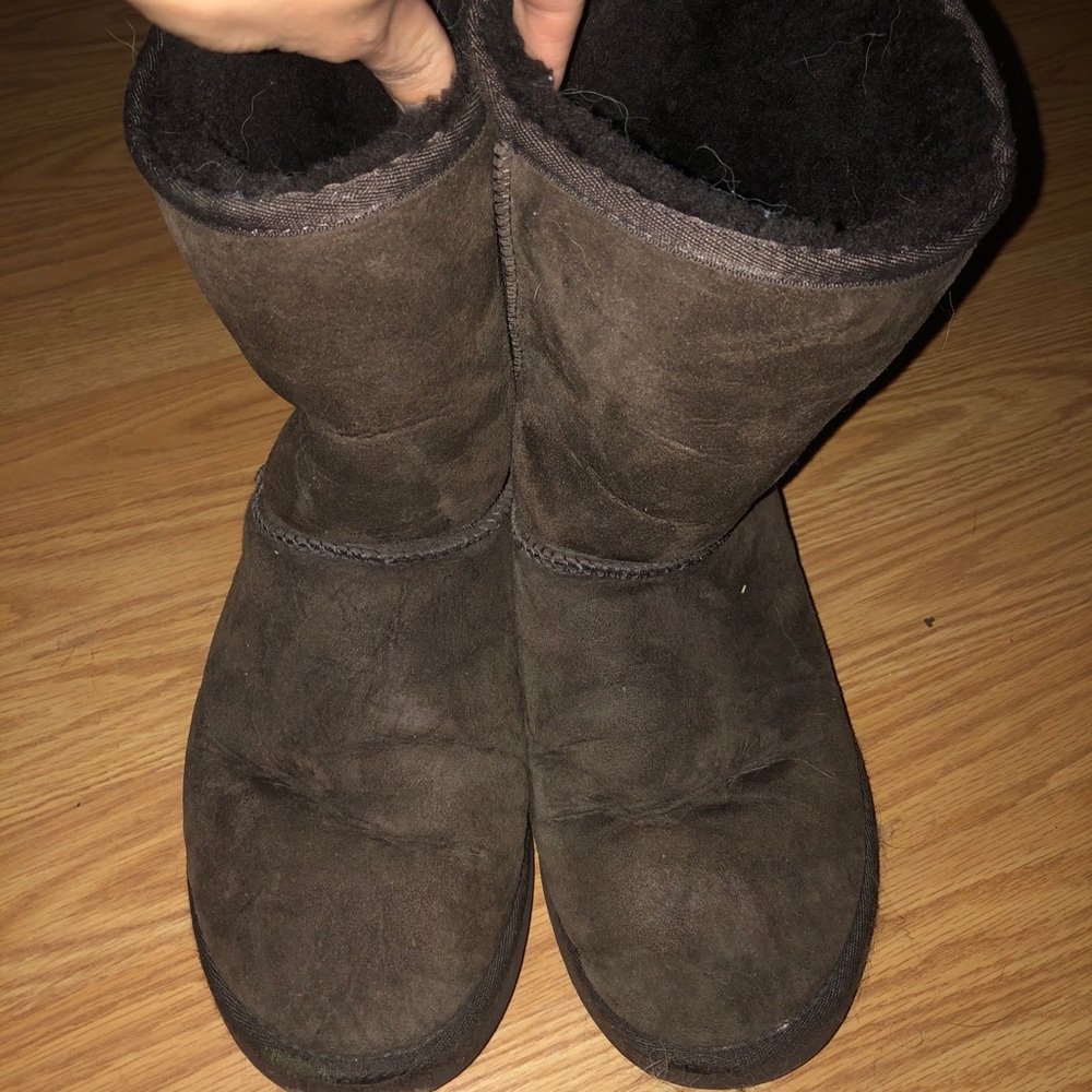 Short chocolate brown Ugg’s